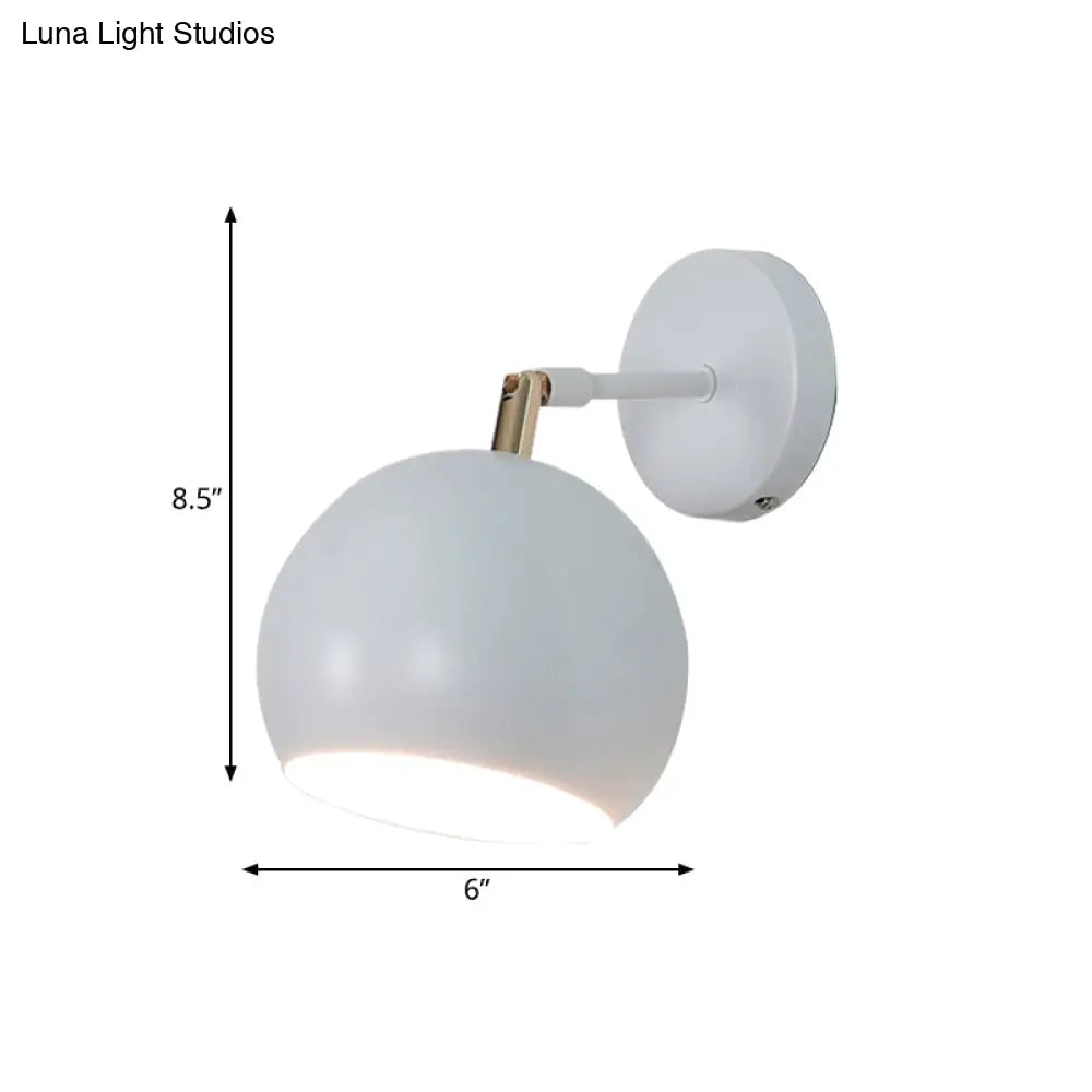 Aplique de pared industrial ajustable para dormitorio con acabado metálico y luz blanca