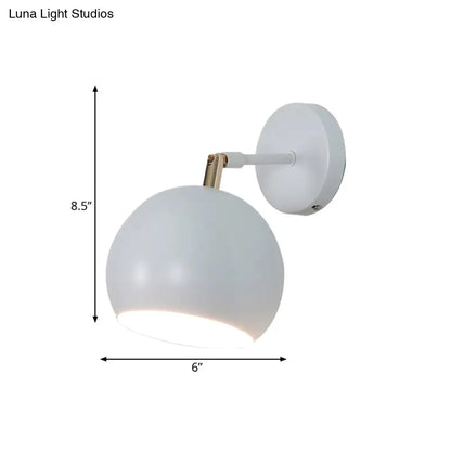 Aplique de pared industrial ajustable para dormitorio con acabado metálico y luz blanca