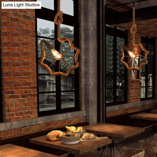 Lámpara colgante industrial ajustable con diseño de cuerda beige y jaula metálica