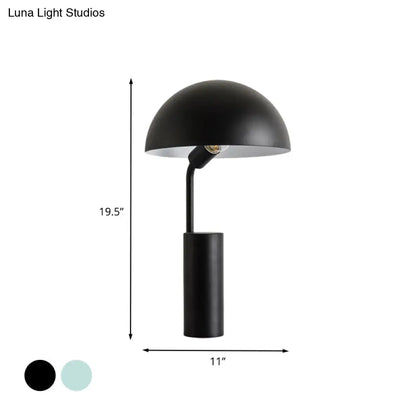Lámpara de escritorio Macaron ajustable con cúpula de hierro y acabado en negro/verde claro.
