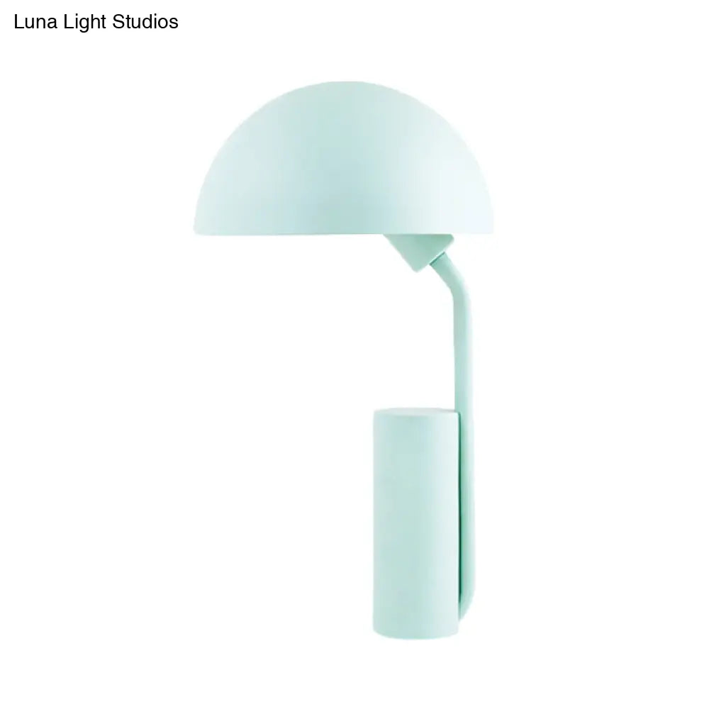 Lámpara de escritorio Macaron ajustable con cúpula de hierro y acabado en negro/verde claro.