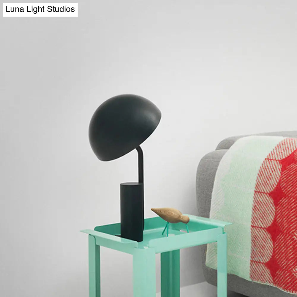 Lámpara de escritorio Macaron ajustable con cúpula de hierro y acabado en negro/verde claro.