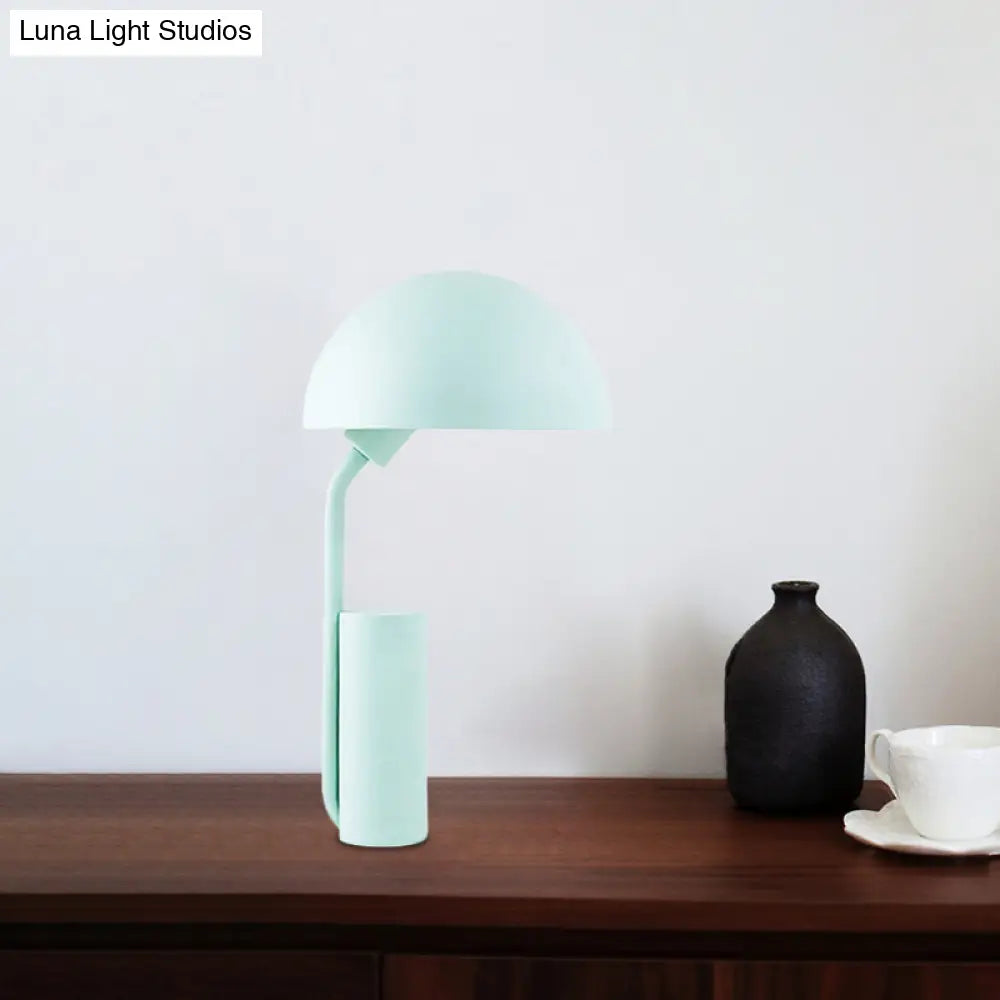 Lámpara de escritorio Macaron ajustable con cúpula de hierro y acabado en negro/verde claro.