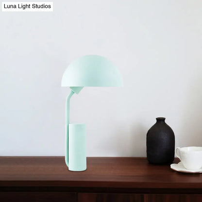 Lámpara de escritorio Macaron ajustable con cúpula de hierro y acabado en negro/verde claro.
