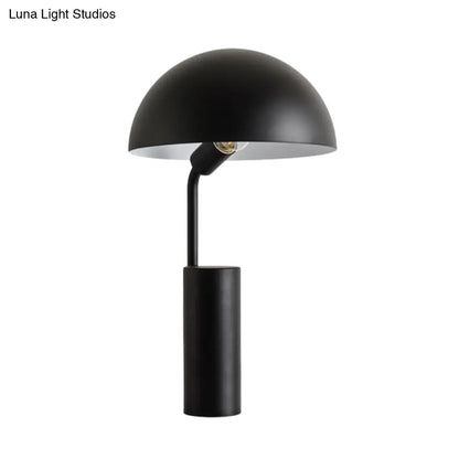 Lámpara de escritorio Macaron ajustable con cúpula de hierro y acabado en negro/verde claro.