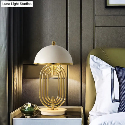 Lámpara de noche ajustable de metal con un cabezal para sala de estar, diseño de cúpula elegante en color blanco.