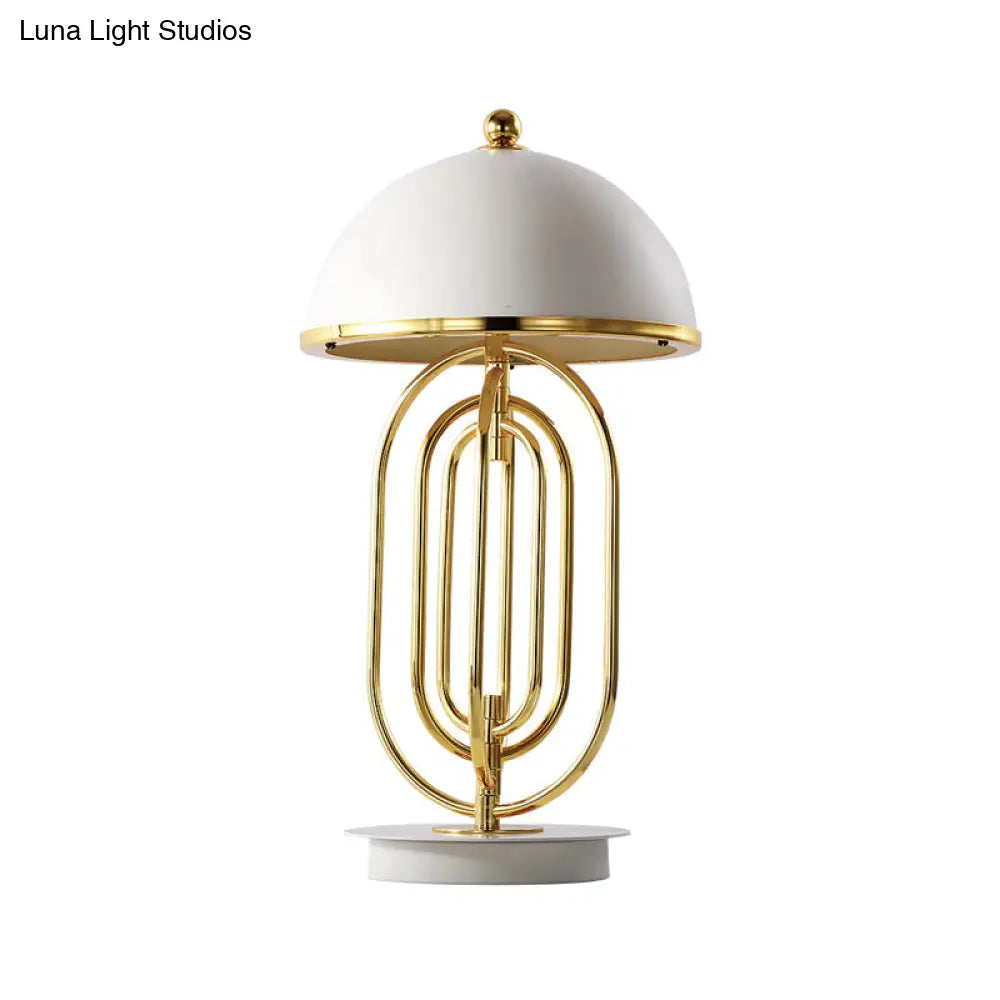Lámpara de noche ajustable de metal con un cabezal para sala de estar, diseño de cúpula elegante en color blanco.