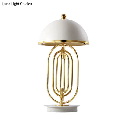 Lámpara de noche ajustable de metal con un cabezal para sala de estar, diseño de cúpula elegante en color blanco.