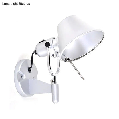 مصباح حائط مخروطي معدني قابل للتعديل: مصباح سرير صناعي فردي باللون الأسود/الفضي