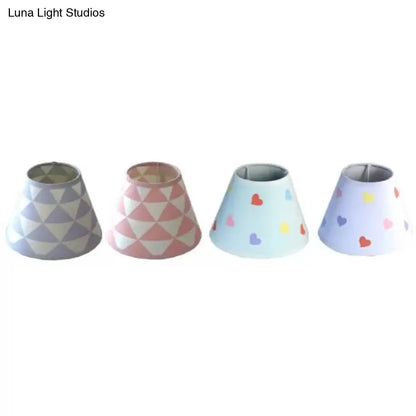 Lámpara de escritorio con forma de ciervo sika bebé, ideal para dormitorio infantil o femenino. Fabricada en resina, incluye una bombilla.