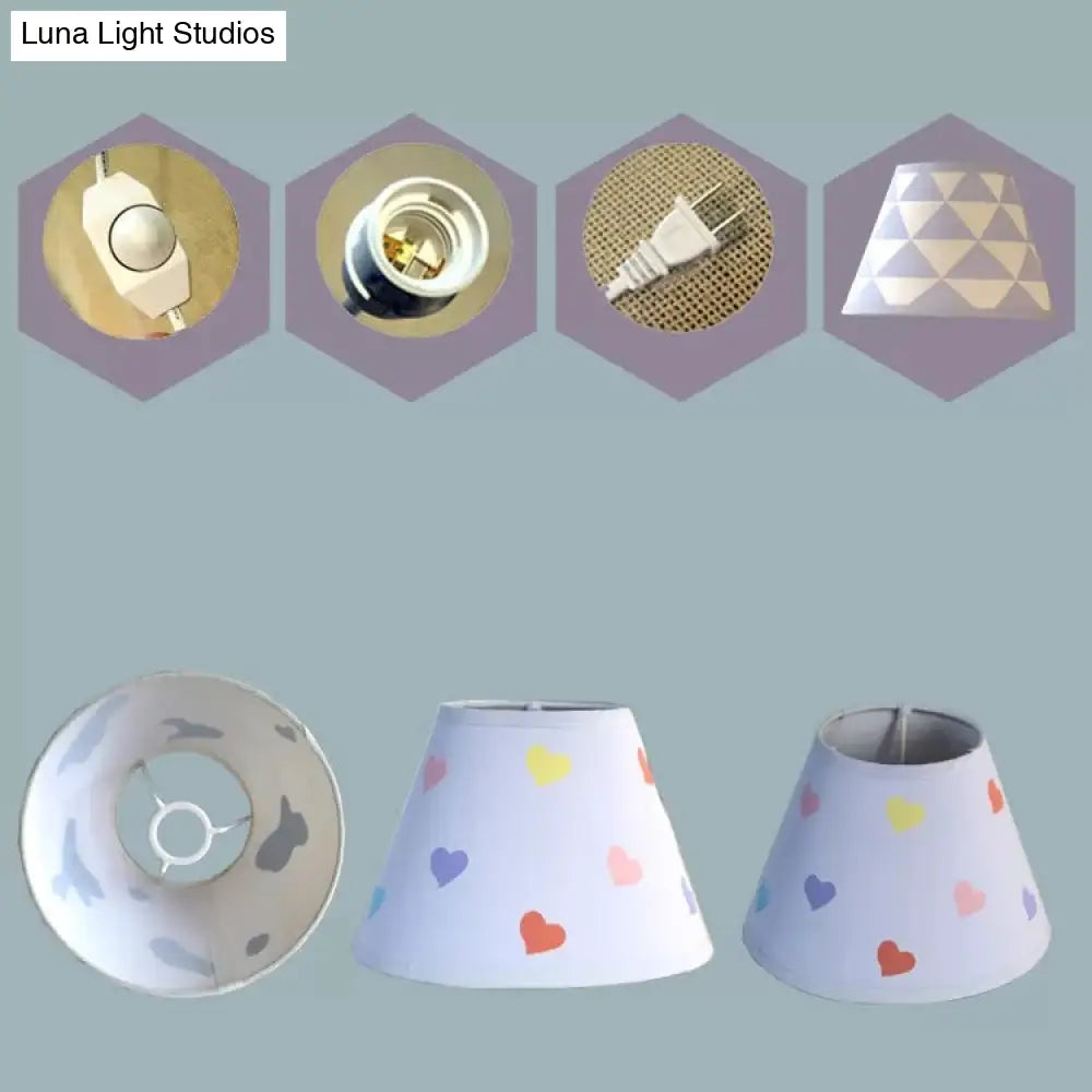 Lámpara de escritorio con forma de ciervo sika bebé, ideal para dormitorio infantil o femenino. Fabricada en resina, incluye una bombilla.