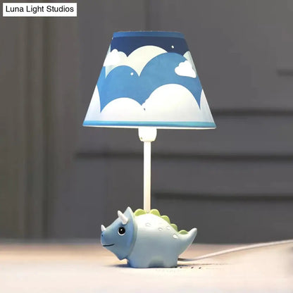 Adorable lámpara de escritorio azul con diseño de dinosaurios: perfecta para la habitación de los niños.
