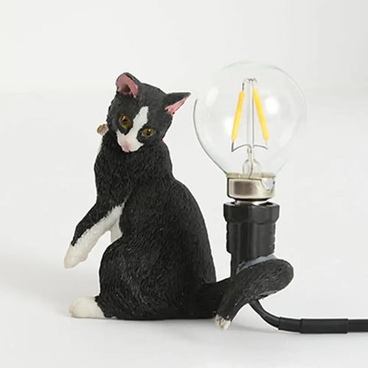Adorable lámpara de mesilla de noche con forma de gatito – Resina decorativa, segura para niños, 1 bombilla, ideal para la habitación infantil.