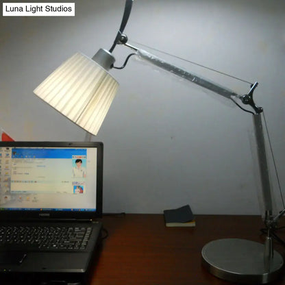 Lámpara de escritorio Al Kurud - Lámpara de mesa moderna cromada con tela plisada