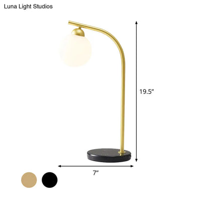 Lámpara de mesa Albaldah con pantalla de bola de cristal color marfil y soporte curvo negro/dorado