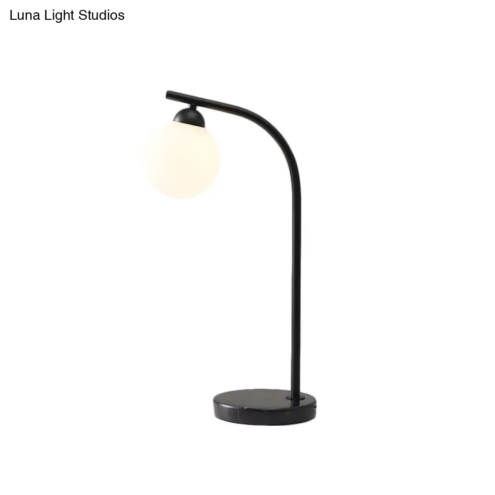 Lámpara de mesa Albaldah con pantalla de bola de cristal color marfil y soporte curvo negro/dorado