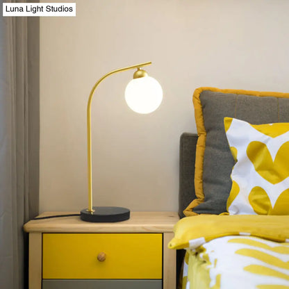 Lámpara de mesa Albaldah con pantalla de bola de cristal color marfil y soporte curvo negro/dorado