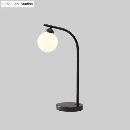 Lámpara de mesa Albaldah con pantalla de bola de cristal color marfil y soporte curvo negro/dorado