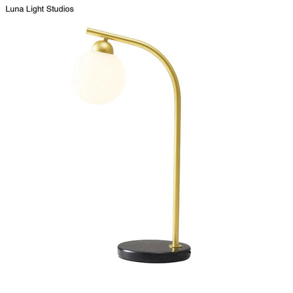 Lámpara de mesa Albaldah con pantalla de bola de cristal color marfil y soporte curvo negro/dorado