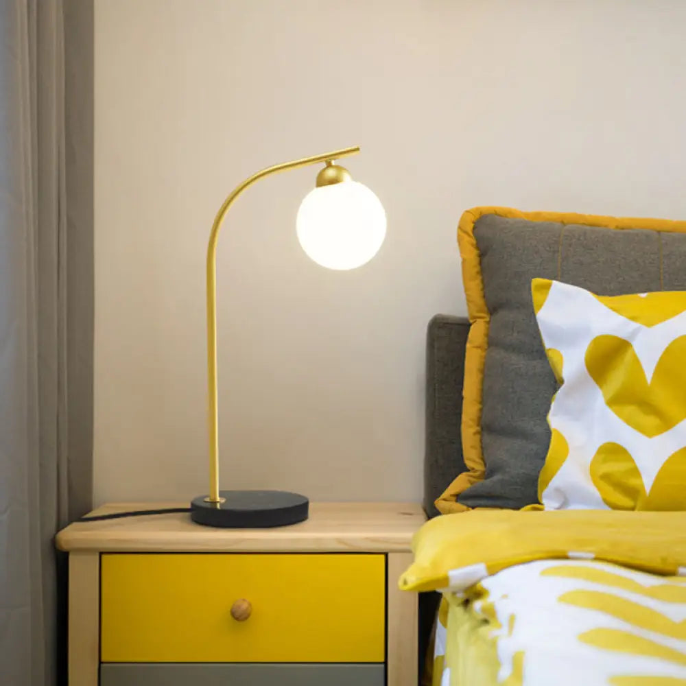 Lámpara de mesa Albaldah con pantalla de bola de cristal color marfil y soporte curvo negro/dorado