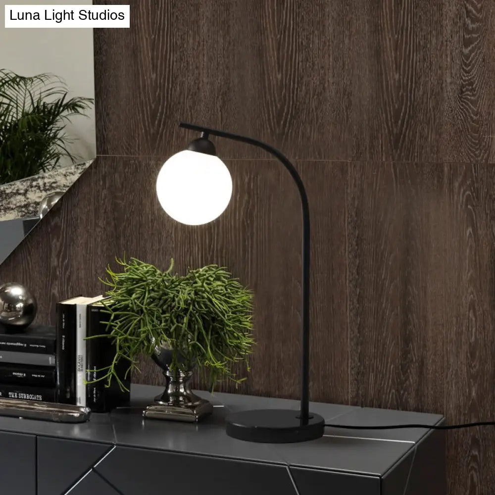 Lámpara de mesa Albaldah con pantalla de bola de cristal color marfil y soporte curvo negro/dorado