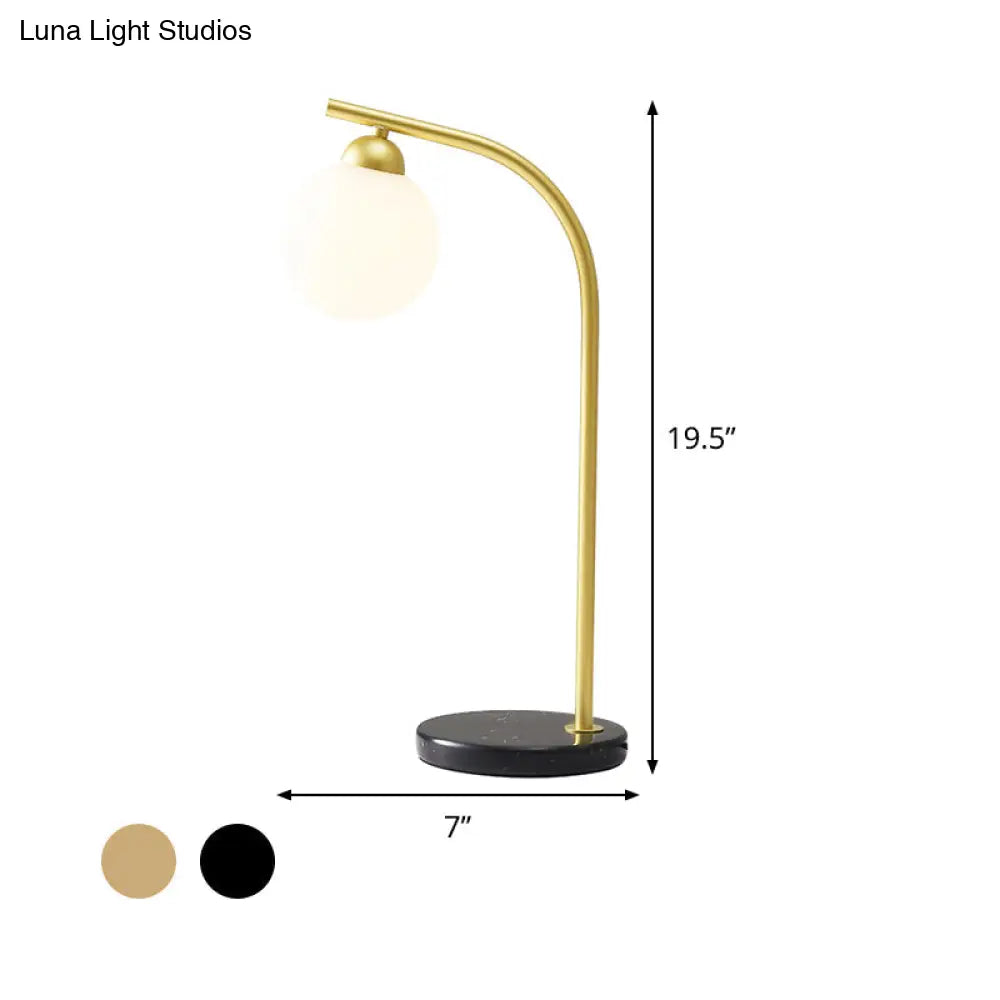 Lámpara de mesa Albaldah con pantalla de bola de cristal color marfil y soporte curvo negro/dorado