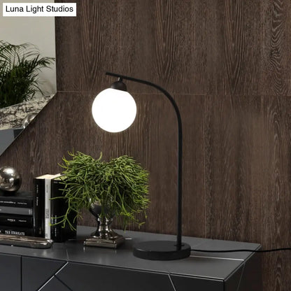 Lámpara de mesa Albaldah con pantalla de bola de cristal color marfil y soporte curvo negro/dorado