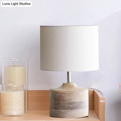 Lámpara de mesilla de noche Aldhibah - Pantalla cilíndrica blanca retro, estilo retro, de tela, 1 bombilla, para leer o leer.