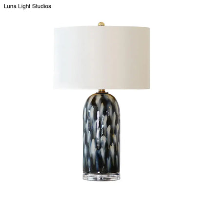 Algieba - Lámpara de mesa retro de una cabeza con pantalla recta y base cilíndrica, de tela blanca.