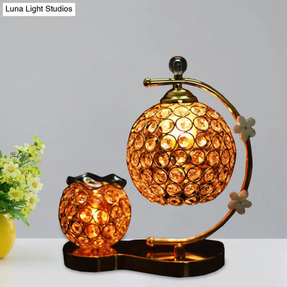 Alhena - Lámpara de escritorio Crystal Global con incrustaciones de cristal, sencilla lámpara de mesa de noche dorada con decoración floral