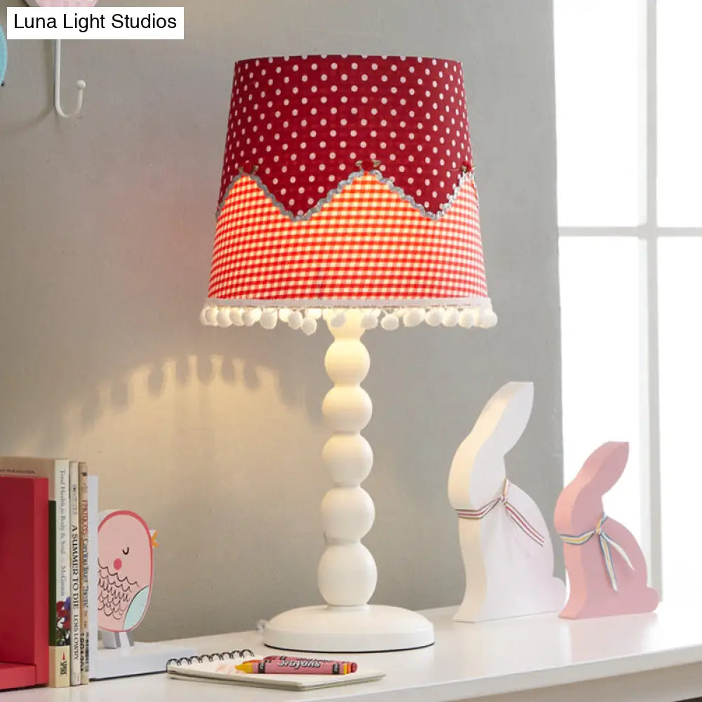 Lámpara de escritorio Alshat con forma de barril de madera y pantalla de tela roja para dormitorio