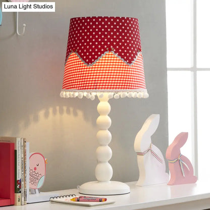 Lámpara de escritorio Alshat con forma de barril de madera y pantalla de tela roja para dormitorio