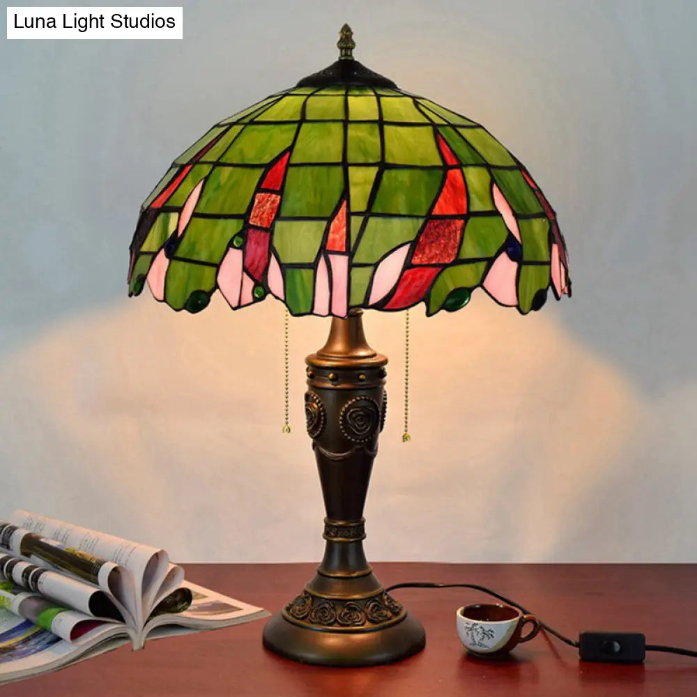 Altais - Lámpara de mesilla de noche con cuenco de cristal verde Tiffany con diseño de hojas, mesa de bronce