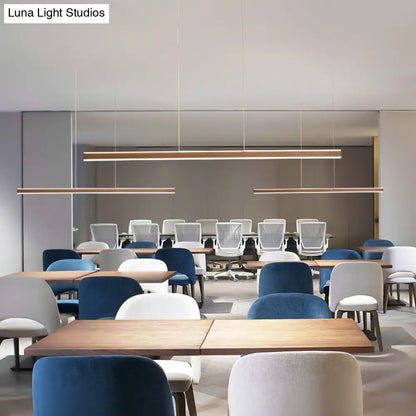 Lámpara colgante triangular LED DecorBites™ de aluminio para comedor: una luz de isla sencilla y elegante.