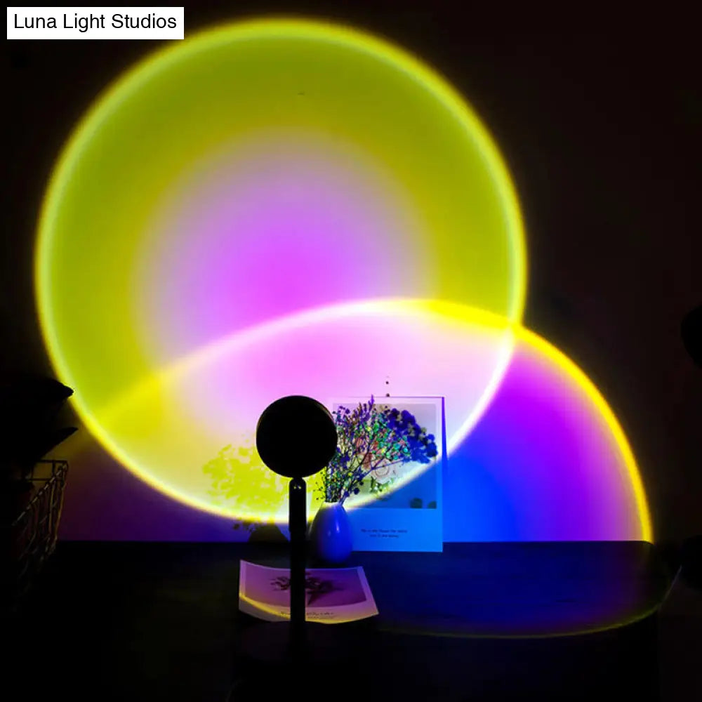 Lámpara de mesa USB de aluminio - Foco LED Sunset Glow en negro para iluminación contemporánea de dormitorios