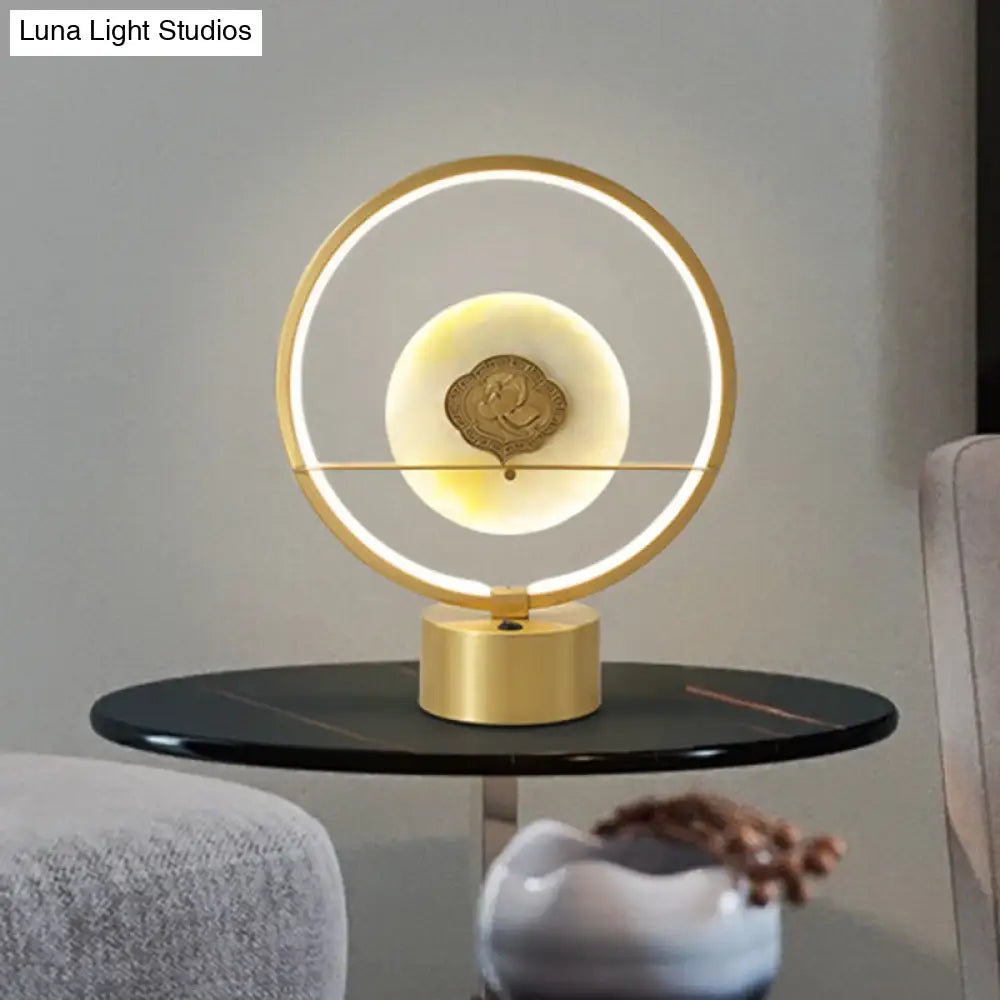 Amaya - Lámpara de noche de estilo nórdico con forma de anillo, iluminación LED metálica para mesilla de noche con jadeíta redonda en su interior, en color dorado