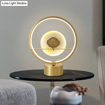 Amaya - Lámpara de noche de estilo nórdico con forma de anillo, iluminación LED metálica para mesilla de noche con jadeíta redonda en su interior, en color dorado