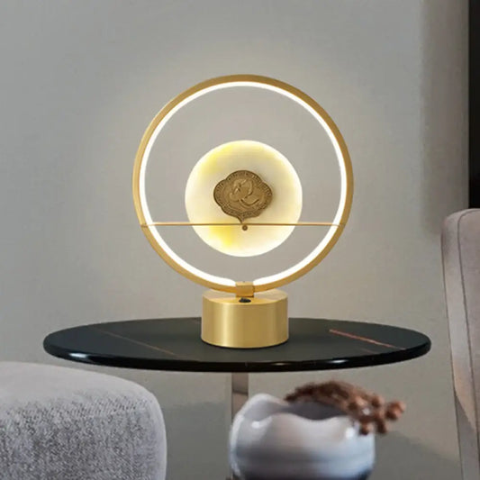 Amaya - Lámpara de noche de estilo nórdico con forma de anillo, iluminación LED metálica para mesilla de noche con jadeíta redonda en su interior, en color dorado