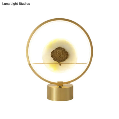 Amaya - Lámpara de noche de estilo nórdico con forma de anillo, iluminación LED metálica para mesilla de noche con jadeíta redonda en su interior, en color dorado