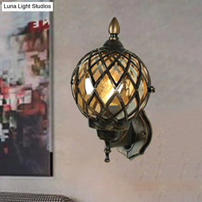 Aplique de pared de cristal ámbar con jaula industrial y globo negro para iluminación de comedor