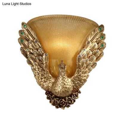 Aplique de pared dorado de cristal ámbar acanalado con diseño de pavo real - Lámpara de pared en forma de campana para sala de estar