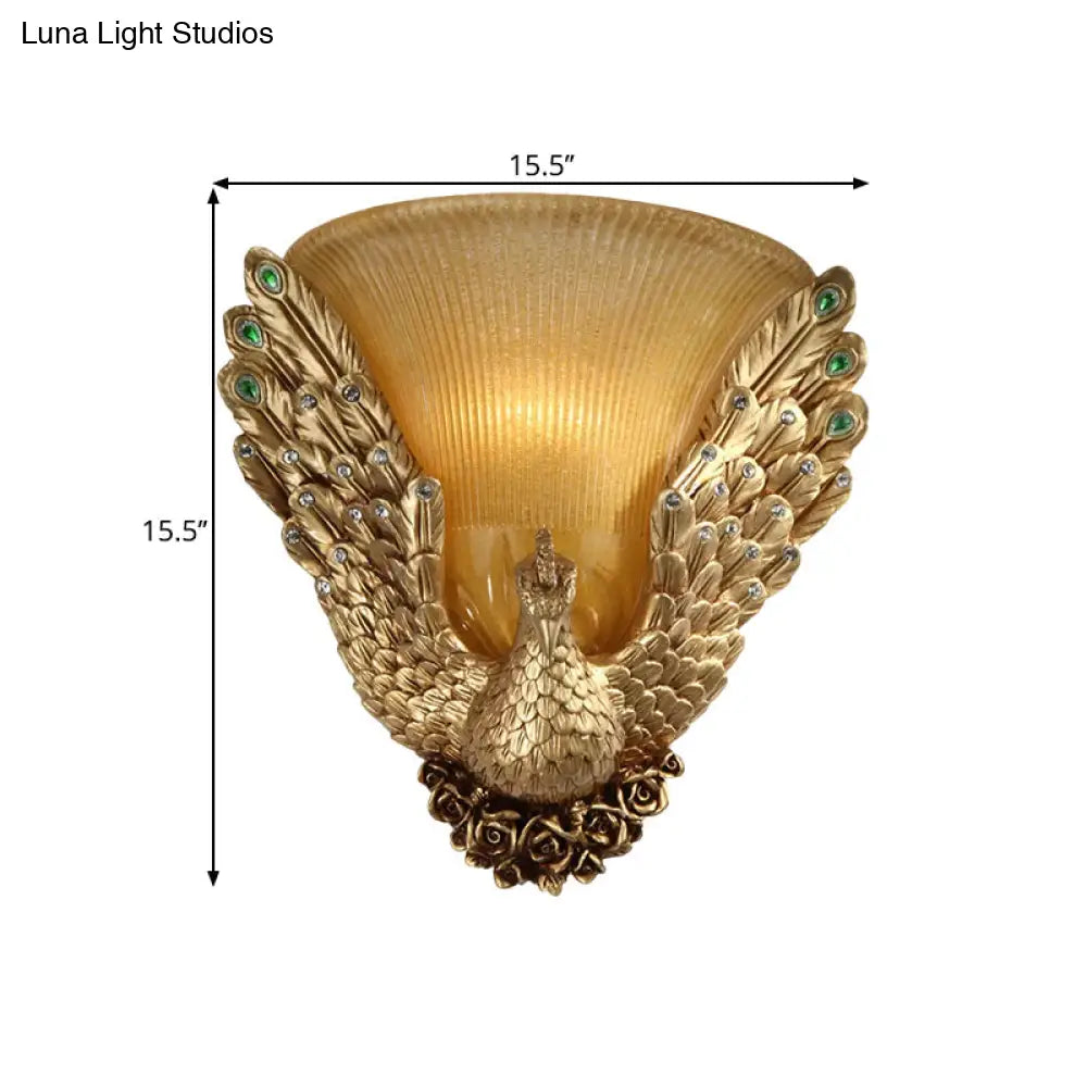Aplique de pared dorado de cristal ámbar acanalado con diseño de pavo real - Lámpara de pared en forma de campana para sala de estar