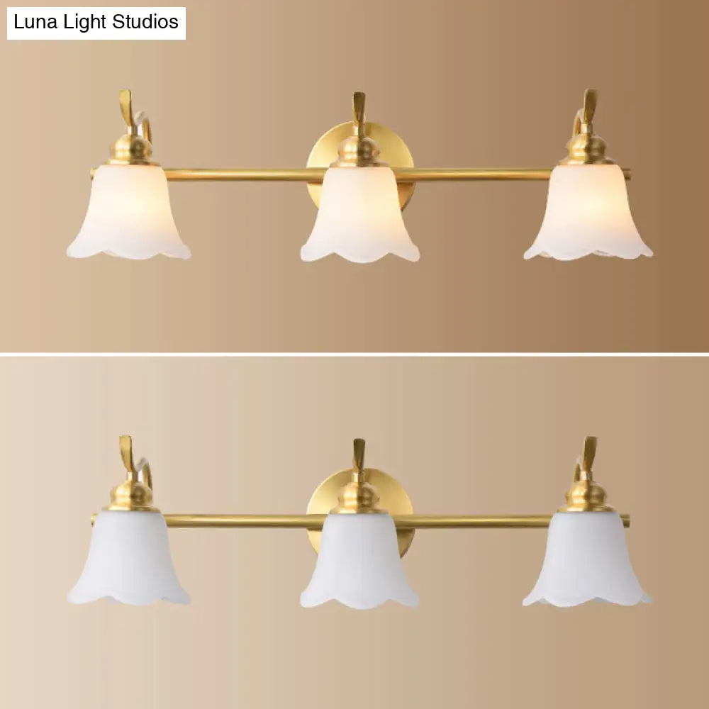 Aplique de pared American Brass con cristal esmerilado para iluminación interior descendente