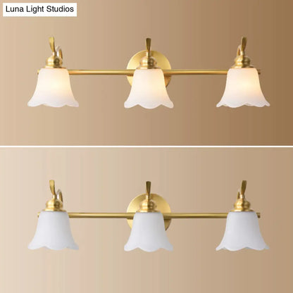 Aplique de pared American Brass con cristal esmerilado para iluminación interior descendente