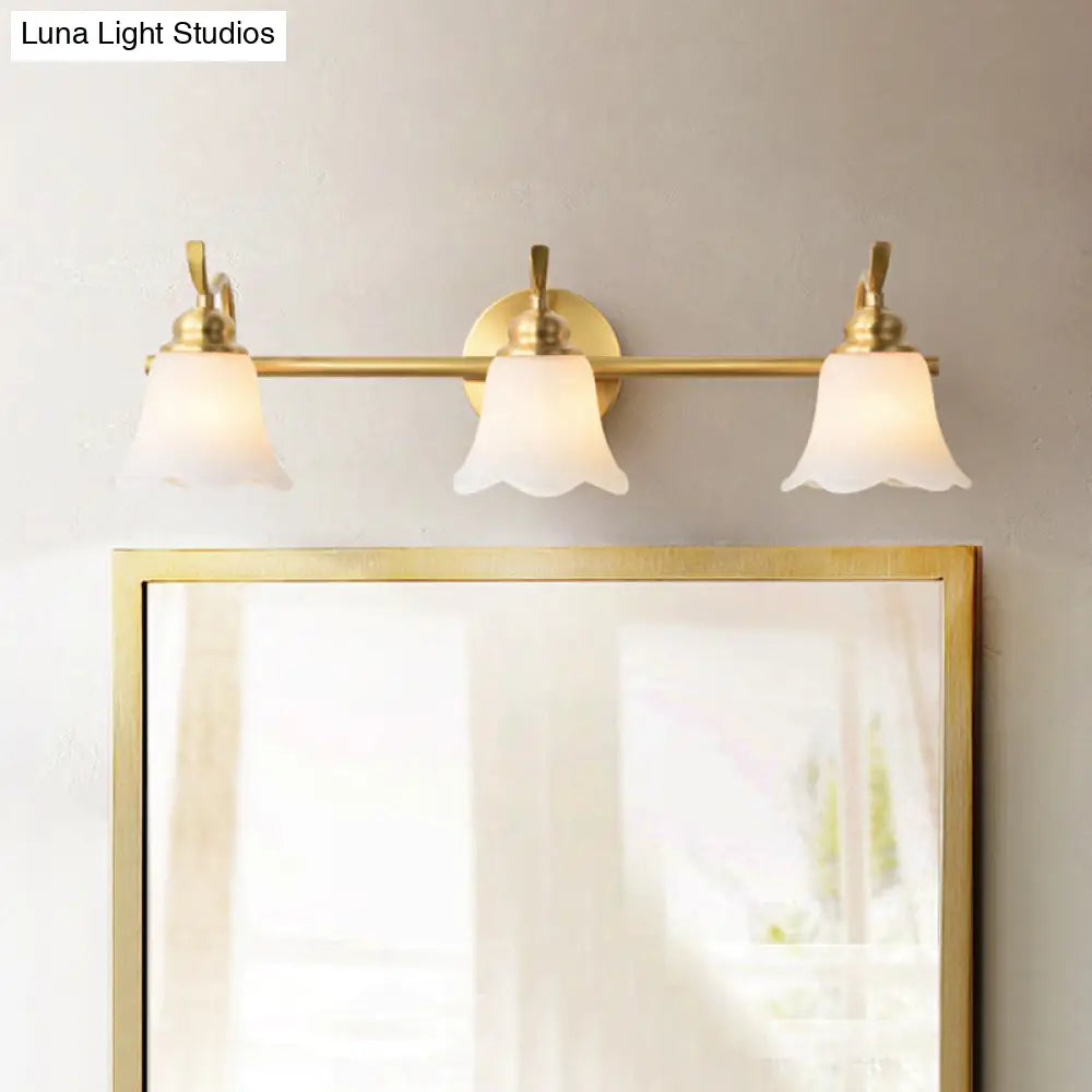 Aplique de pared American Brass con cristal esmerilado para iluminación interior descendente