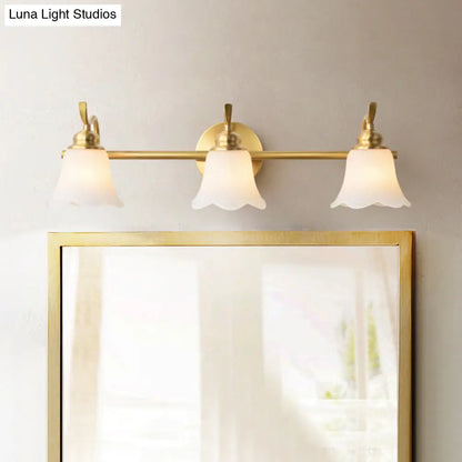 Aplique de pared American Brass con cristal esmerilado para iluminación interior descendente