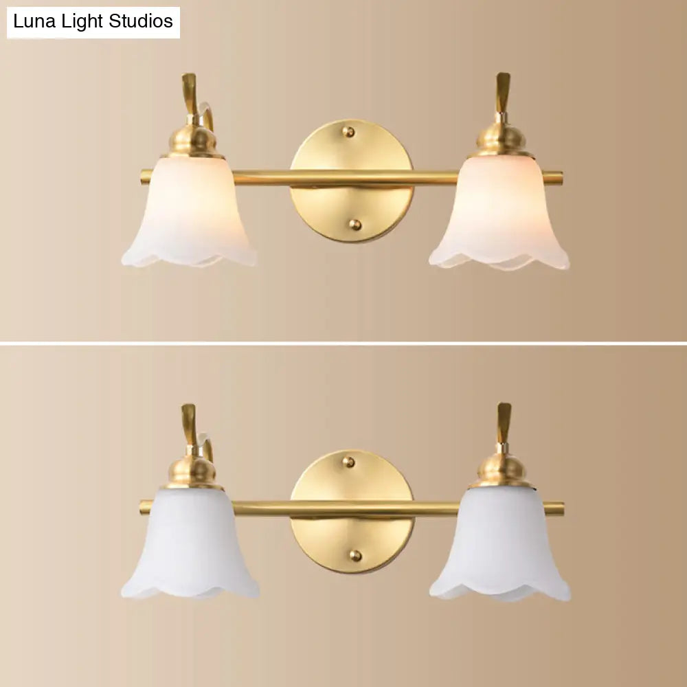 Aplique de pared American Brass con cristal esmerilado para iluminación interior descendente