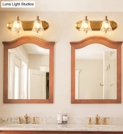 Aplique de pared American Brass con cristal esmerilado para iluminación interior descendente