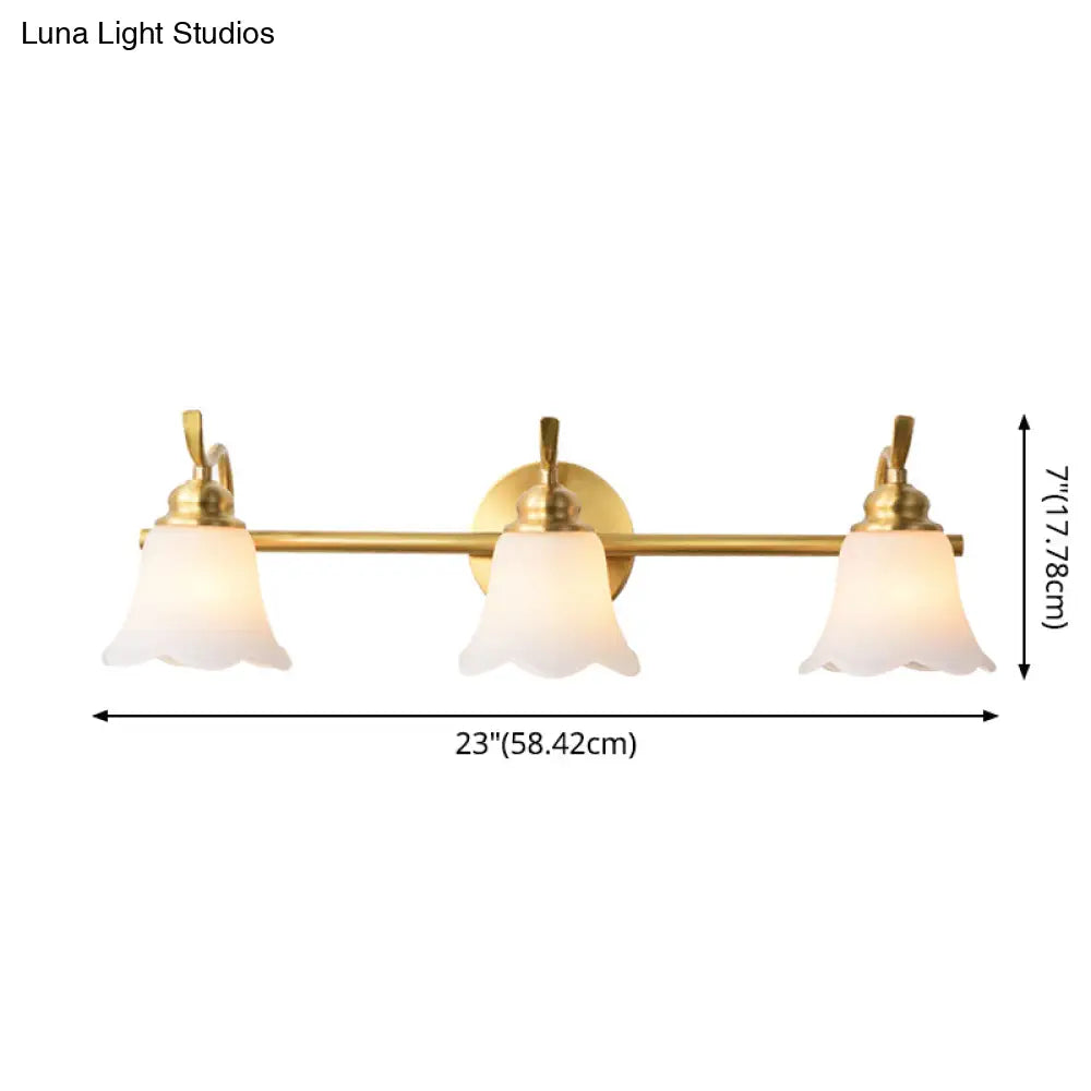 Aplique de pared American Brass con cristal esmerilado para iluminación interior descendente