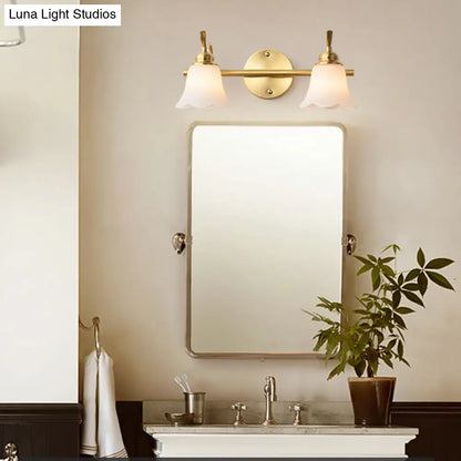 Aplique de pared American Brass con cristal esmerilado para iluminación interior descendente